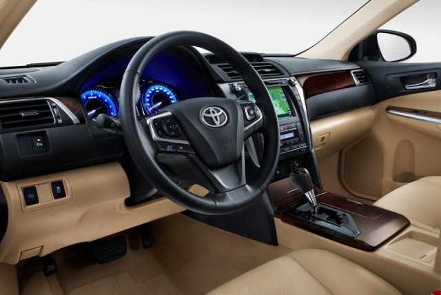 Toyota представила обновленную Camry